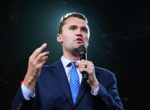 Авиакомпании в США увольняют работников за ликующие посты об убийстве Кирка