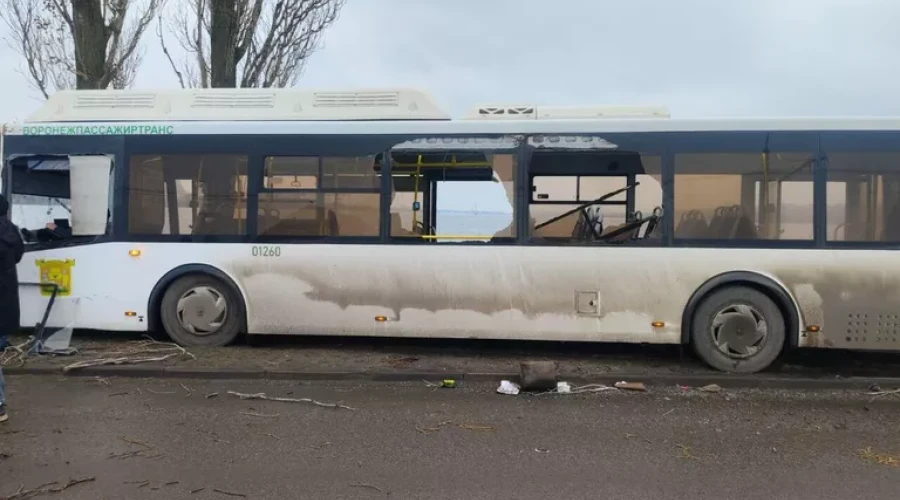 В Воронеже автобус с 60 пассажирами столкнулся с грузовиком и въехал в дерево