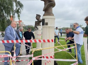 На Аллее олимпийских чемпионов в Омске образовалась огромная дыра в земле