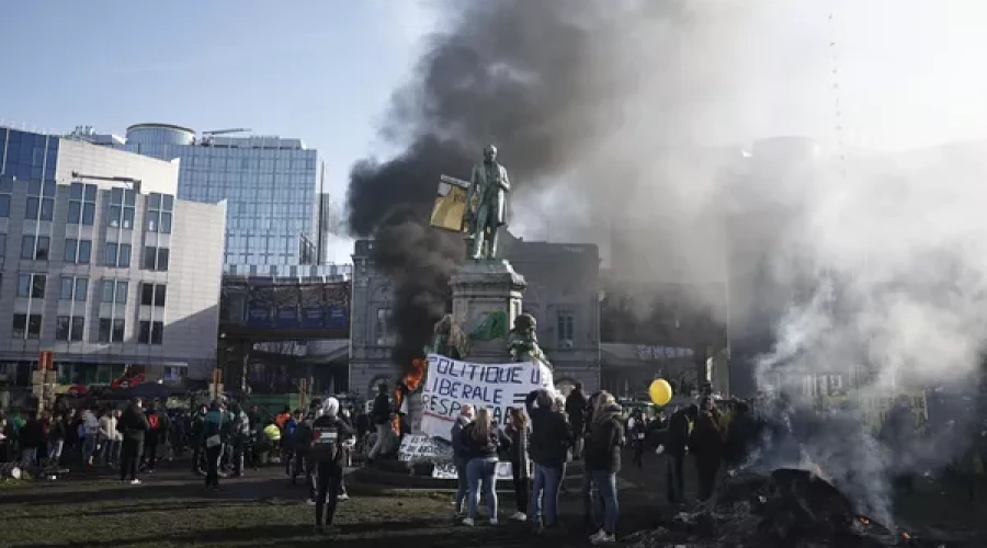 Участники протестов в центре Брюсселя демонтировали и повредили статую XIX века