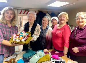 Участницы одинцовского клуба «Активное долголетие» передали гуманитарную помощь для отправки в зону СВО