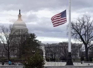 Конгрессмен Филлипс вышел из президентской гонки в США и поддержал Байдена