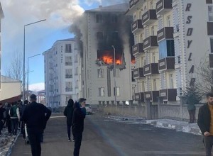 В пятиэтажном здании в Карсе на востоке Турции прогремел взрыв, вспыхнул пожар