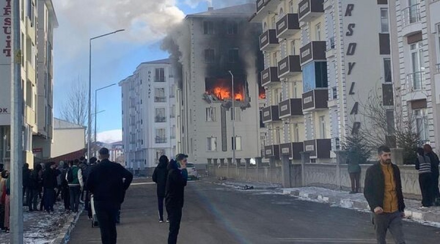 В пятиэтажном здании в Карсе на востоке Турции прогремел взрыв, вспыхнул пожар