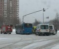 на западе Москвы рейсовый автобус въехал в светофор, пострадали 4 человека