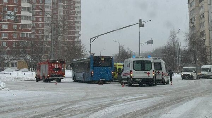 на западе Москвы рейсовый автобус въехал в светофор, пострадали 4 человека