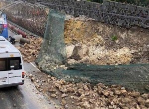 В Севастополе перекрыли движение транспорта на месте обрушения подпорной стены