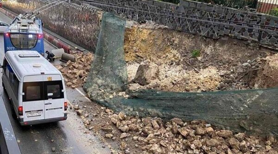 В Севастополе перекрыли движение транспорта на месте обрушения подпорной стены