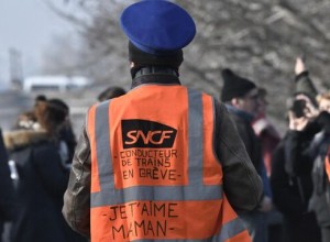 В Париже десятки железнодорожников вышли на акцию, требуя повысить зарплаты