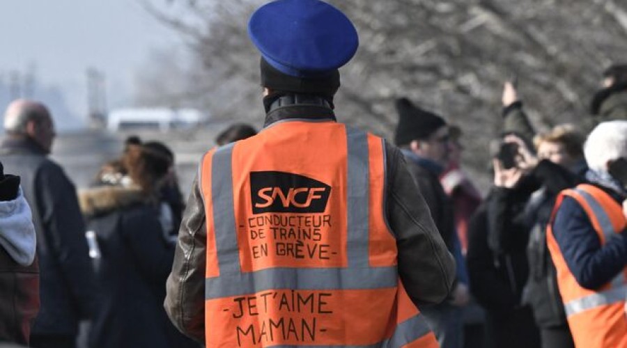 В Париже десятки железнодорожников вышли на акцию, требуя повысить зарплаты