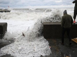 Пляжи в Сочи остаются закрытыми из-за шторма, суда не выходят в море