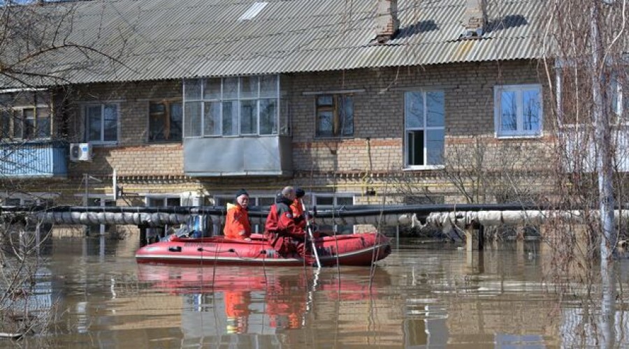 В Оренбурге число подтопленных участков выросла на 795, домов — на 211