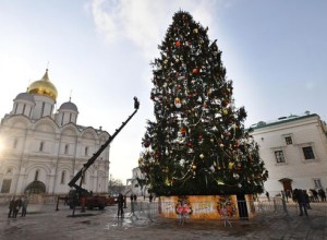 На Соборной площади установили и украсили главную новогоднюю елку России