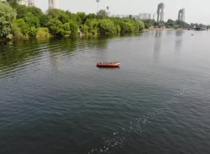 Купаться безопасно при температуре воды не ниже 22 градусов