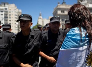 В центре Буэнос-Айреса несколько тысяч человек устроили акцию против властей