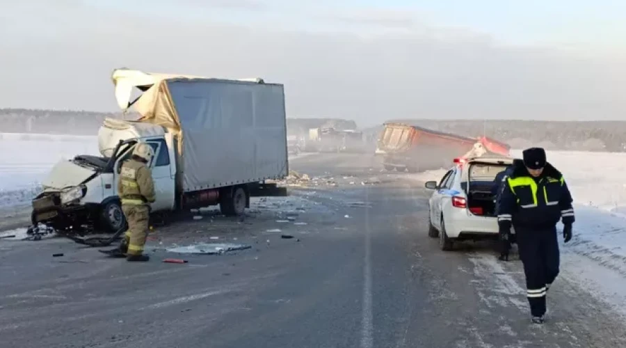 Участок трассы Екатеринбург — Тюмень перекрыли из-за ДТП с участием 8 машин