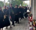 Десятки людей пришли к Театру имени Пушкина проститься с режиссером Бутусовым