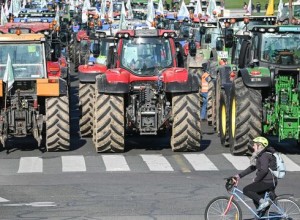 Фермеры во Франции продолжают протесты, блокируя автотрассы по всей стране