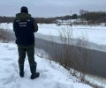 Два ребенка провалились под лед на реке в Смоленске, одного спасли, второго ищут