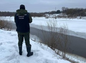 Два ребенка провалились под лед на реке в Смоленске, одного спасли, второго ищут