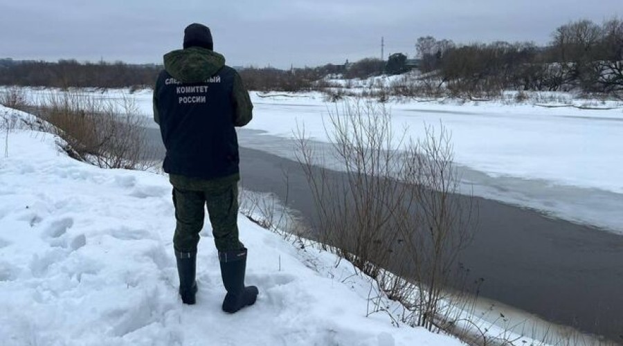 Два ребенка провалились под лед на реке в Смоленске, одного спасли, второго ищут