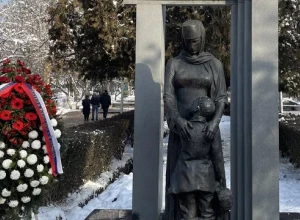 СК Армении возбудил дело о хулиганстве после осквернения памятника блокадникам