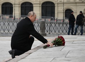 Путин на церемонии возложения цветов к памятнику  в День народного единства