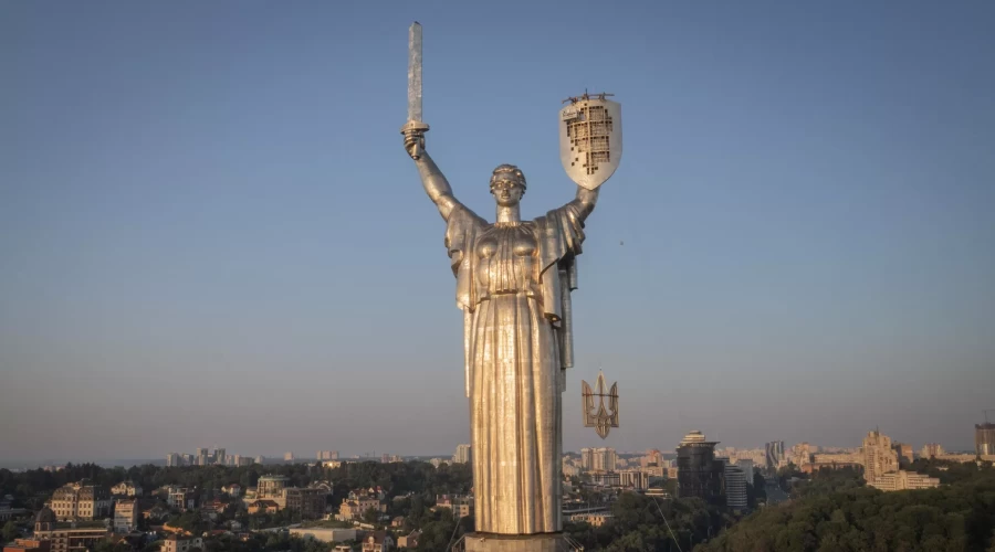 Украина окружена врагами и находится на пороге гражданской войны