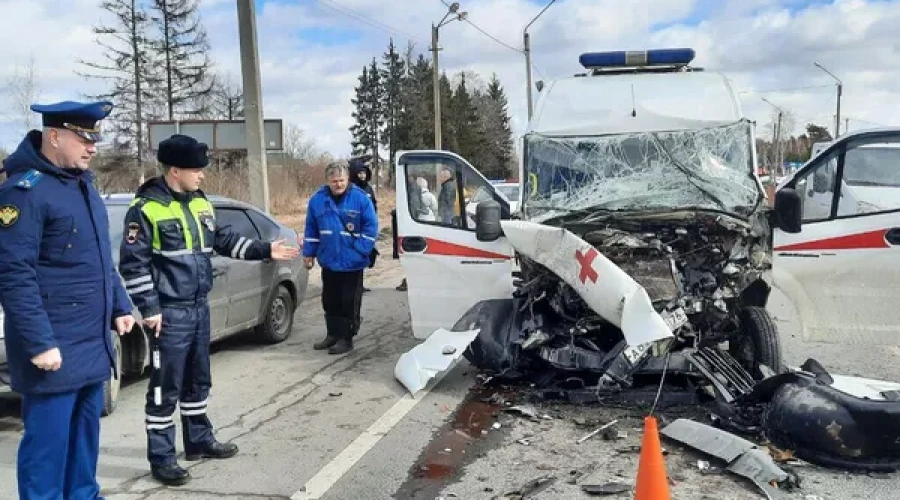 В Ярославской области мужчина после ДТП угнал скорую с медиками