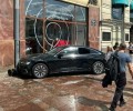 В Петербурге водитель Audi потерял управление и врезался в книжный магазин