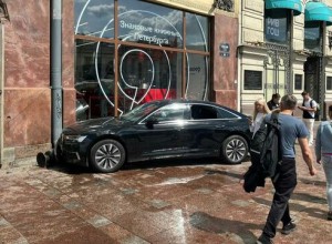 В Петербурге водитель Audi потерял управление и врезался в книжный магазин