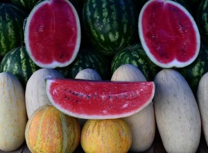 Арбуз издает звонкий звук и обладает плотной блестящей коркой