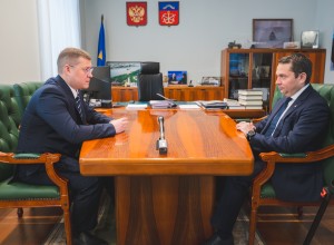 Губернатор Андрей Чибис провел рабочую встречу с главой города Мурманска Юрием Сердечкиным. Губернатор поблагодарил градоначальника за совместную работу