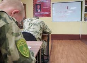 В Мурманске ко Дню семьи молодые росгвардейцы написали письма мамам