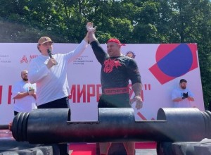 Атлет Папа может Остапенко установил рекорд России по подъему бревна