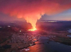 На юге Исландии из-за извержения вулкана у города Гриндавик объявили режим ЧС