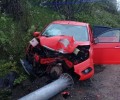 Двух человек госпитализировали после наезда на столб в Кировске