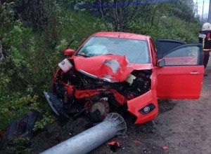 Двух человек госпитализировали после наезда на столб в Кировске