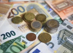 Курс евро останется в ближайшие недели неподалеку от ста рублей
