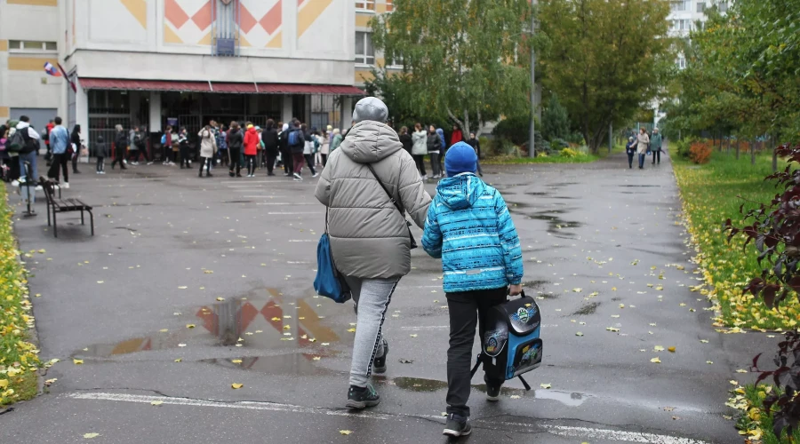 В Подмосковье увеличили размер выплаты для родителей, которые воспитывают приемных детей