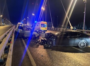 Во Владивостоке два автомобиля попали в ДТП на Золотом мосту, пострадали люди