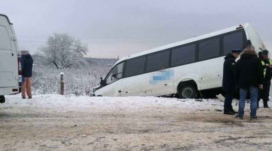 Под Калугой в ДТП с экскурсионным автобусом погиб человек, шестеро детей ранены