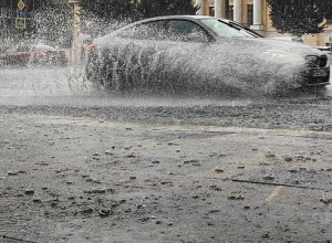 Жителей и гостей Москвы попросили пересесть на городской транспорт из-за ливня