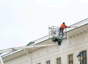 В Московской области над устранением последствий сильного снегопада трудятся 16 516 дворников