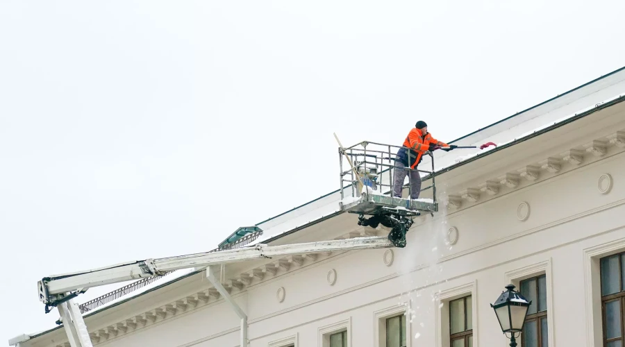 В Московской области над устранением последствий сильного снегопада трудятся 16 516 дворников