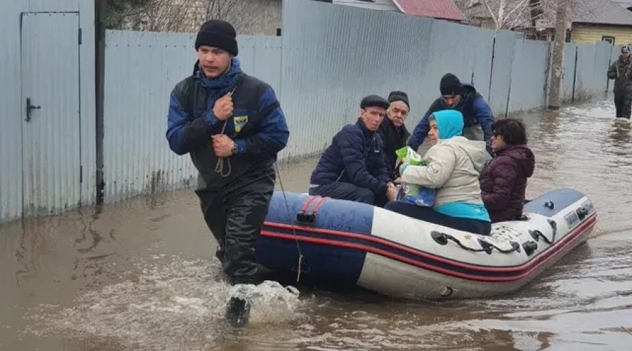 Уровень воды в реке Урал у Оренбурга приближается к опасной отметке в 930 см