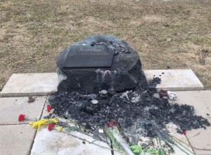 В Новой Москве сгорел стихийный мемориал в память о жертвах теракта в Крокусе