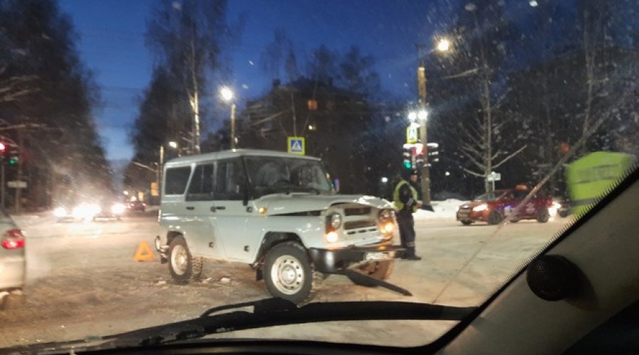 Около «Море парка» полицейский автомобиль врезался в военный УАЗ 