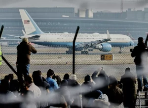 Самолет Трампа приземлился в аэропорту Цюриха с задержкой