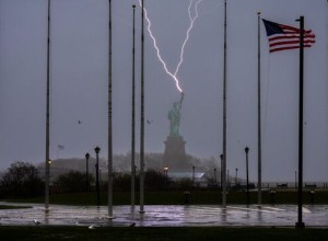 Мощный разряд молнии ударил в Статую Свободы в Нью-Йорке